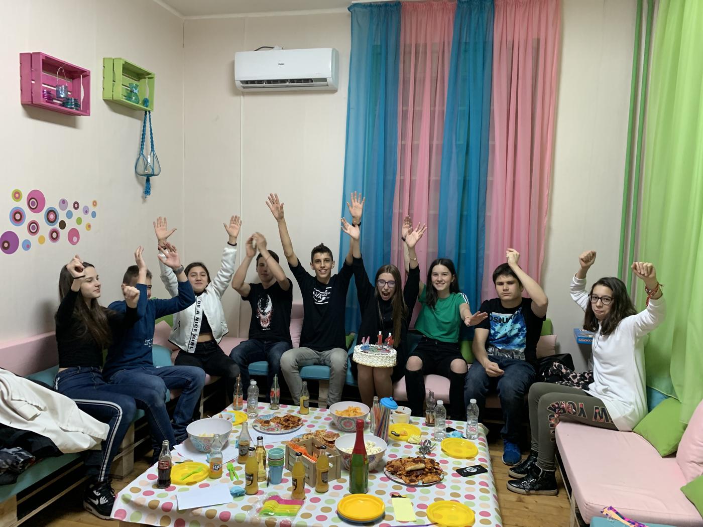 Торта и маса с почерпка в залата